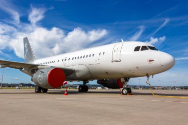 Stuttgart, Almanya - 9 Temmuz 2022: DC Aviation Airbus A319 (CJ) uçağı Almanya 'daki Stuttgart havaalanında (STR).