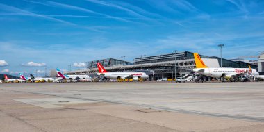 Stuttgart, Almanya - 9 Temmuz 2022: Almanya 'daki Stuttgart havaalanında (STR) uçaklar.
