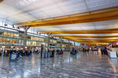 Oslo, Norveç - 16 Ağustos 2022: Norveç 'teki Oslo Gardermoen Havaalanı Terminali (OSL).