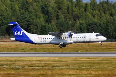 Oslo, Norveç - 15 Ağustos 2022: SAS İskandinav Havayolları ATR 72-600 uçağı Oslo havaalanında (OSL).