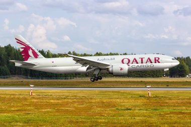 Oslo, Norveç - 15 Ağustos 2022: Katar Kargo Boeing 777-F uçağı Oslo havaalanında (OSL).
