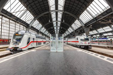 Karlsruhe, Almanya - 30 Haziran 2022: InterCity IC tipi Twindexx Vario Almanya 'nın Karlsruhe kentindeki ana istasyonda DB Deutsche Bahn bombacısı tarafından.