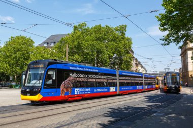 Karlsruhe, Almanya - 30 Haziran 2022: Almanya 'nın Karlsruhe kentindeki ana durakta AVG tramvay tipi Stadler CityLink toplu taşımacılık ulaşımı.