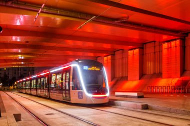 Paris, Fransa - 5 Haziran 2022: T9 hattındaki modern Alstom Citadis X05 hafif demiryolu tramvayı Paris, Fransa 'da toplu taşıma ulaşımını durdurdu.