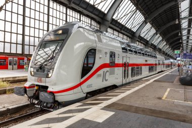 Karlsruhe, Almanya - 30 Haziran 2022: InterCity IC tipi Twindexx Vario, Almanya 'nın Karlsruhe kentindeki ana istasyonda DB Deutsche Bahn bombacısı tarafından.