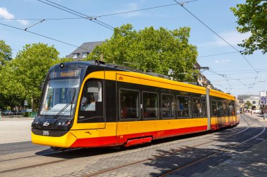 Karlsruhe, Almanya - 30 Haziran 2022: Almanya 'nın Karlsruhe kentindeki ana durakta AVG tramvay tipi Stadler CityLink toplu taşımacılık ulaşımı.