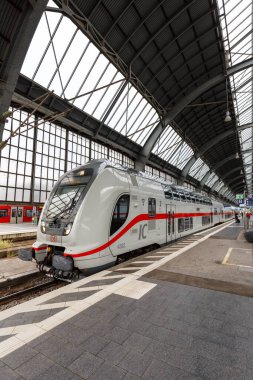 Karlsruhe, Almanya - 30 Haziran 2022: InterCity IC tipi Twindexx Vario, Almanya 'nın Karlsruhe kentindeki ana istasyonda DB Deutsche Bahn bombacısı tarafından.