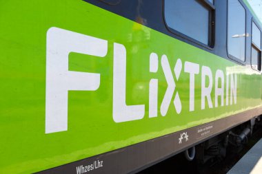 Stuttgart, Almanya - 28 Nisan 2022: Almanya 'nın Stuttgart kentindeki ana tren istasyonunda Flixtrain logosu.