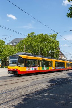 Karlsruhe, Almanya - 30 Haziran 2022: Almanya 'nın Karlsruhe kentindeki ana durakta GT8 tramvay tipi toplu taşıma portresi biçimi.