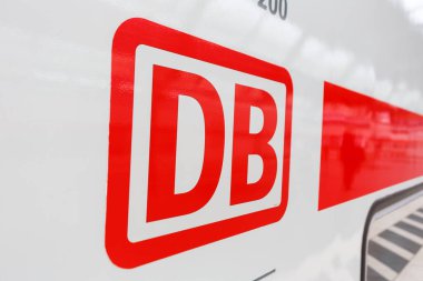 Karlsruhe, Almanya - 30 Haziran 2022: Almanya 'nın Karlsruhe kentindeki ana tren istasyonunda bir InterCity IC treninde DB logosu işareti.