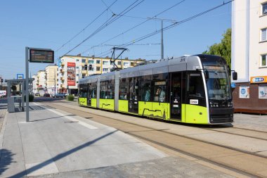 Gorzow Wielkopolski, Polonya - 21 Temmuz 2022: Polonya 'nın Gorzow Wielkopolski kentinde Katedra toplu taşımacılığını durduran tramvay tipi Pesa Twist.