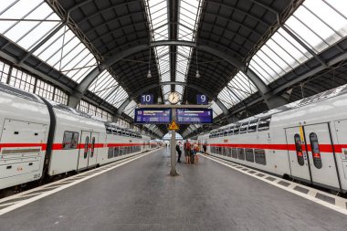 Karlsruhe, Almanya - 30 Haziran 2022: InterCity IC tipi Twindexx Vario Almanya 'nın Karlsruhe kentindeki ana istasyonda DB Deutsche Bahn bombacısı tarafından.