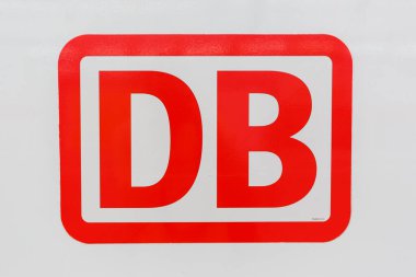 Karlsruhe, Almanya - 30 Haziran 2022: Almanya 'nın Karlsruhe kentindeki ana tren istasyonunda bir InterCity IC treninde DB logosu işareti.