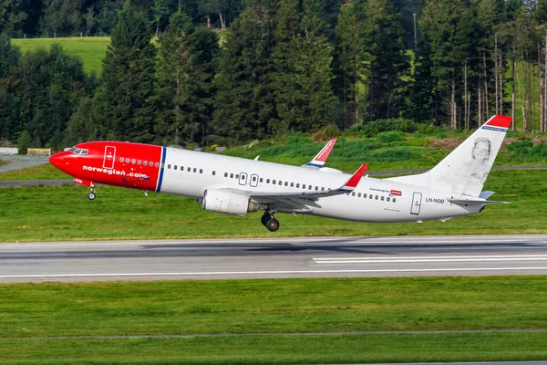 Bergen Noruega Agosto 2022 Avión Noruego Boeing 737 800 Aeropuerto —  Fotos de Stock