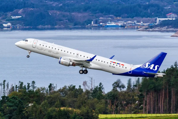 Bergen Norway August 2022 Sas Scandinavian Airlines Embraer 190 Airplane — Stock Photo, Image