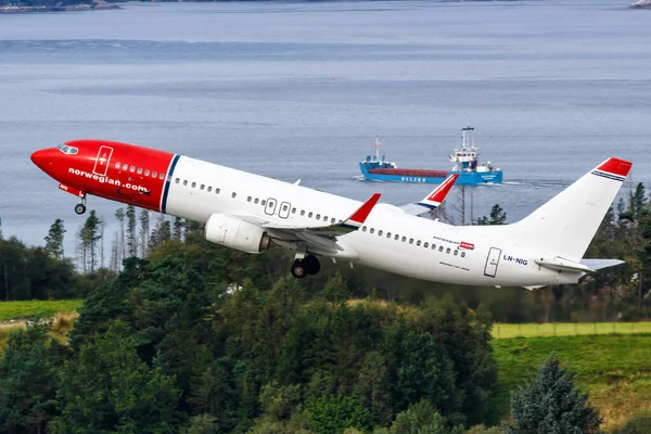 Bergen Norveç Ağustos 2022 Norveç Boeing 737 800 Uçağı Bergen — Stok fotoğraf