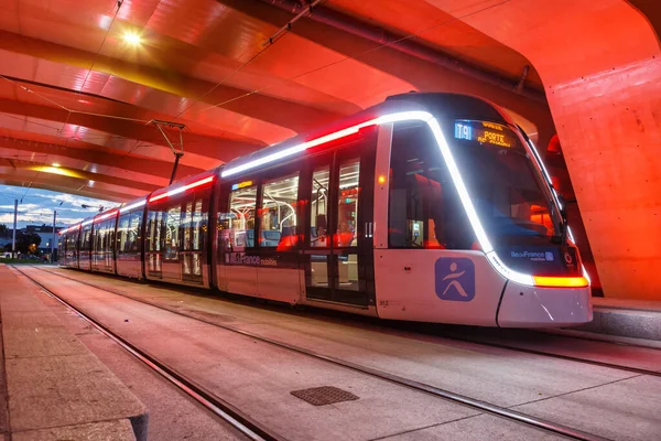2022年6月5日 巴黎T9线的现代Alstom Citadis X05轻轨电车在法国 巴黎停止公共交通过境运输 — 图库照片