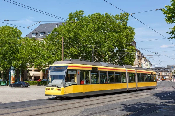 Karlsruhe Γερμανία Ιουνίου 2022 Διέλευση Ελαφρών Σιδηροδρομικών Τραμ Τύπου Gt6 — Φωτογραφία Αρχείου