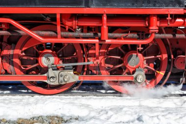 Almanya 'da Brocken Dağı' ndaki Brockenbahn Demiryolu 'nun buharlı tren lokomotifinde tekerlekler ve çubuklar
