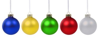 Renkli toplarla süslenmiş bir Noel süsü. Beyaz arka planda birçok mücevher izole edilmiş.