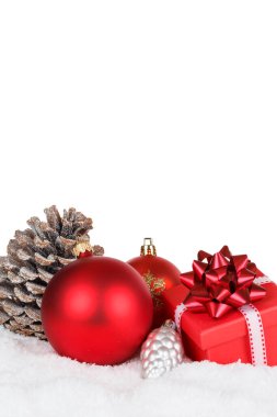 Toplarla Noel süslemesi hediye olarak sunulan süsler beyaz üzerine izole edilmiş deco portre biçimi