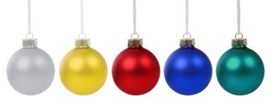 Beyaz arka planda izole edilmiş bir sürü renkli toplarla Noel süsü.