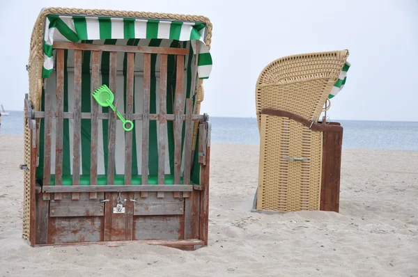 Zadaszony wiklinowe krzesła plaży — Zdjęcie stockowe