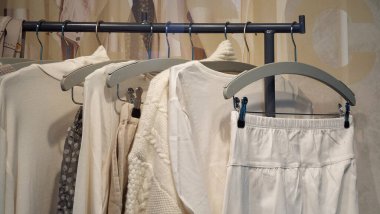 Askıda beyaz ve krem rengi gömlekler 