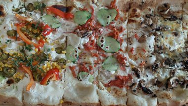 Peynirli ve sebzeli pizza.