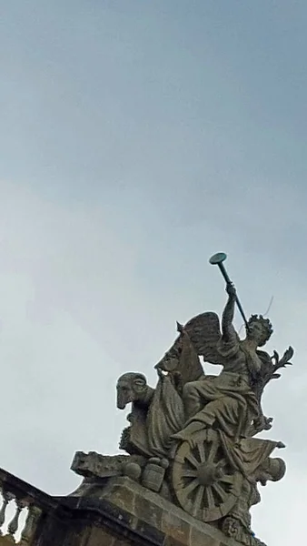 Marmorstatue Eines Trompetenspielenden Engels Auf Einem Streitwagen Berlin Deutschland — Stockfoto