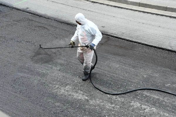 Worker White Protective Overall Spraying Road Surface Liquid Bitumen — Stock Photo, Image