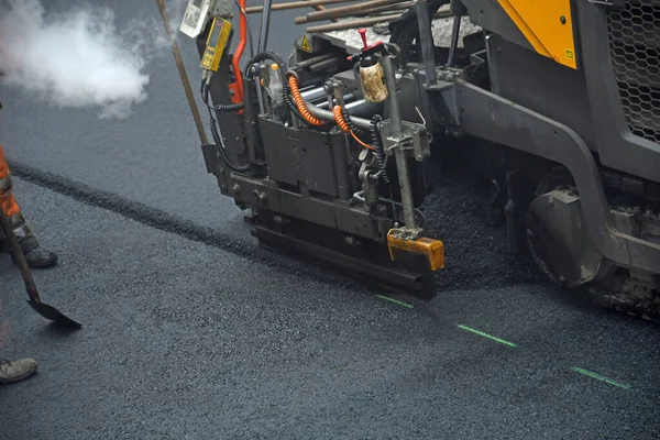 Máquina Pavimentação Nova Superfície Asfalto Estrada — Fotografia de Stock