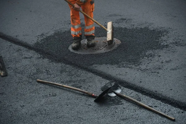 Road Worker Paving Road Withz Asphalt Working Brush Shovel — Stock Photo, Image