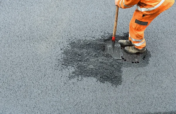Worker Shovel Uncovering Manhole Cover Aspalt Road Construction — Stock Photo, Image
