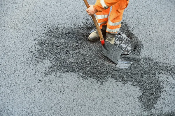 Worker Shovel Uncovering Manhole Cover Aspalt Road Construction — Stock Photo, Image