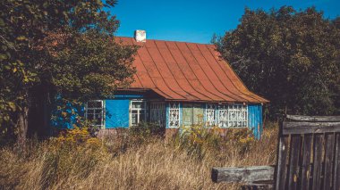Kırsal kesimde terk edilmiş eski bir ahşap ev