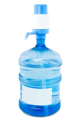 Pompalı büyük su şişesi beyaz arka planda izole