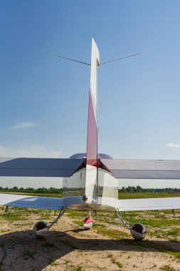 Uçuştan önce küçük beyaz bir uçak. Ön manzara. Yakın plan..