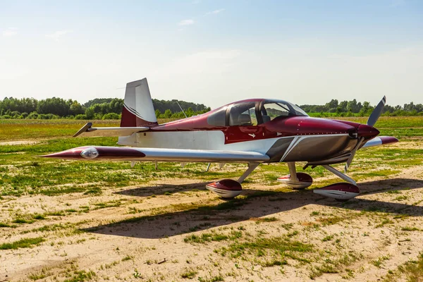 Moderner Kleiner Privatjet Vor Dem Flug Vor Naturkulisse — Stockfoto