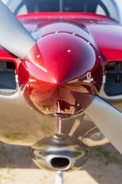 Uçuştan önce küçük beyaz bir uçak. Ön manzara. Yakın plan..