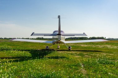 Doğanın arka planına karşı uçuştan önce küçük, modern bir jet..