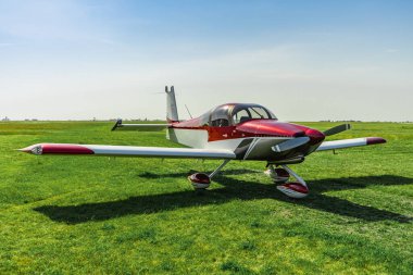 Doğanın arka planına karşı uçuştan önce küçük, modern bir jet..