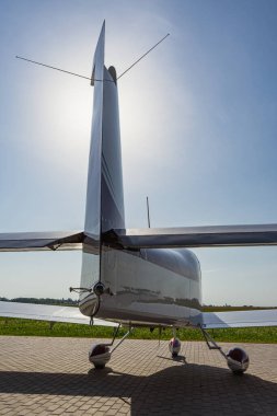 Uçuştan önce küçük beyaz bir uçak. Ön manzara. Yakın plan..