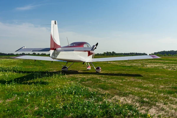 Moderner Kleiner Privatjet Vor Dem Flug Vor Naturkulisse — Stockfoto