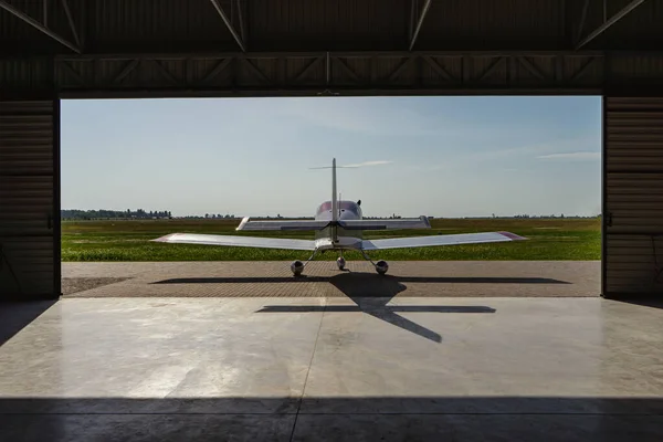 Kalkıştan önce iniş alanında küçük bir özel jet. Arka plan.