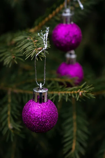 Háttér Zöld Ágak Egy Karácsonyfa Fényes Színes Golyók — Stock Fotó