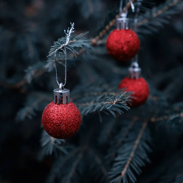 Háttér Zöld Ágak Egy Karácsonyfa Fényes Színes Golyók — Stock Fotó