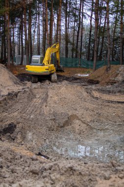 Kazıcı kırsalda bir inşaat alanında çalışıyor.