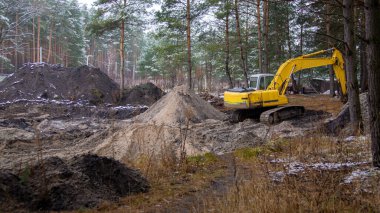 Kazıcı kırsalda bir inşaat alanında çalışıyor.