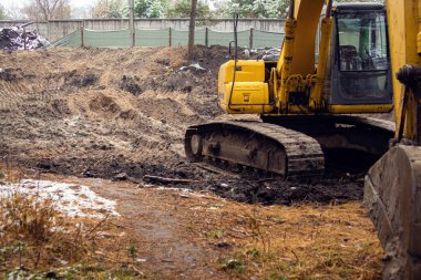 Kazıcı kırsalda bir inşaat alanında çalışıyor.